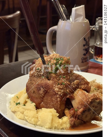 ドイツ伝統料理schweinshaxe豚肉料理 ドイツ伝統料理schweinshaxe豚肉料理 143186327
