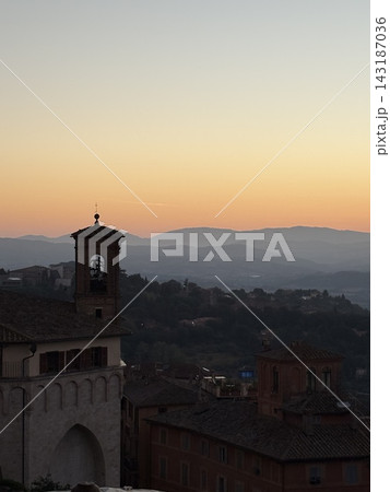 イタリアペルージャ夜明け前の美しい街並み 143187036