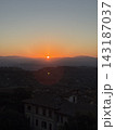 イタリアペルージャ高台より朝日を見る 143187037