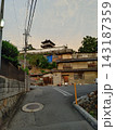 一般道路の脇道から見えた天守台 143187359