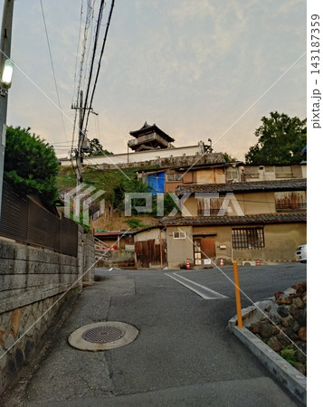 一般道路の脇道から見えた天守台 一般道路の脇道から見えた天守台 143187359