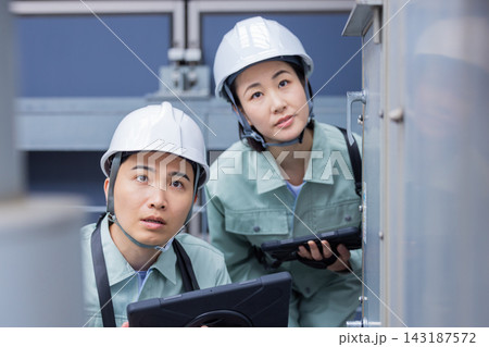 ビルメンテナンス　設備点検をするスタッフ　撮影協力：学校法人電波学園　東京電子専門学校 143187572