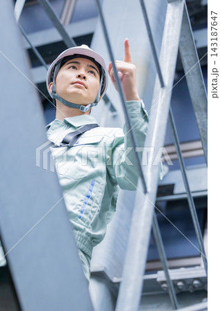 工事現場で働く作業員　撮影協力：学校法人電波学園　東京電子専門学校 143187647