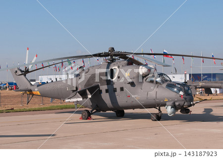 駐機場のロシア空軍ミルMi-35M攻撃ヘリコプター 駐機場のロシア空軍ミルMi-35M攻撃ヘリコプター 143187923