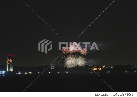 伊良湖から見た日間賀島ぎおん祭り・花火大会の風景(愛知県) 143187953
