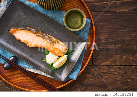 焼き鮭 大根おろしを添えた塩鮭と日本酒の晩酌 焼き鮭 大根おろしを添えた塩鮭と日本酒の晩酌 143188251