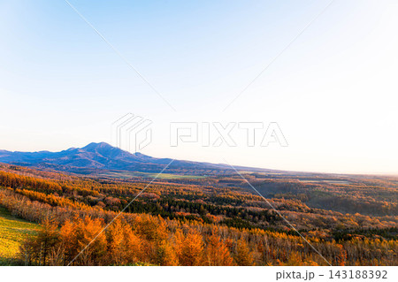 秋の武佐岳と紅葉が美しい北海道中標津町にある開陽台からの風景 143188392