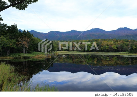 知床五湖の紅葉 Autumn foliage at the Shiretoko Five Lakes 143188509