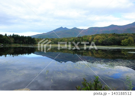 知床五湖の紅葉 Autumn foliage at the Shiretoko Five Lakes 知床五湖の紅葉 Autumn foliage at the Shiretoko Five Lakes 143188512