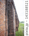 監獄のレンガの塀 143188521