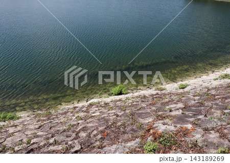 初秋の光が差し込むダム湖の景色 初秋の光が差し込むダム湖の景色 143189269