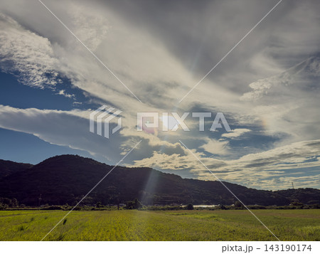 雲間から光が射す田園風景 雲間から光が射す田園風景 143190174