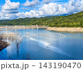 北海道夕張市にあるシューパロ湖の水位が下がり湖面から姿を現した湖に沈んでいた橋 143190470