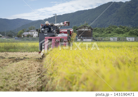 コンバインによる稲刈り コンバインによる稲刈り 143190471