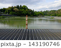 愛媛県大洲市肱川にかかる橋の上から見える臥龍山荘 143190746