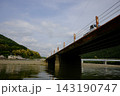 愛媛県大洲市肱川にかかる橋を渡る軽トラック 143190747