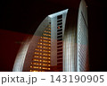 ライトアップされたビル 143190905