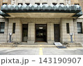 歴史ある建物の玄関 143190907