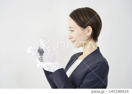 腕時計を持つ女性鑑定士 白背景 腕時計を持つ女性鑑定士 白背景 143190914