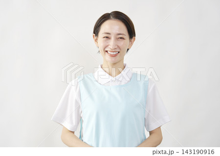 笑顔の介護士女性 白背景 笑顔の介護士女性 白背景 143190916