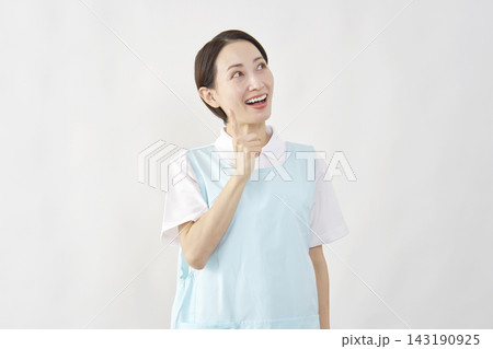 介護士女性 ひらめく 白背景 介護士女性 ひらめく 白背景 143190925
