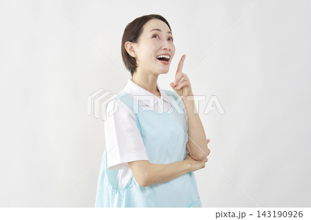 介護士女性 ひらめく 白背景 介護士女性 ひらめく 白背景 143190926
