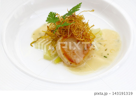 帆立のソテー 香ばしく焼いたホタテの洋食料理 帆立のソテー 香ばしく焼いたホタテの洋食料理 143191319