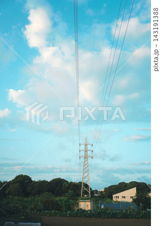 夏空と鉄塔のある風景 夏空と鉄塔のある風景 143191388