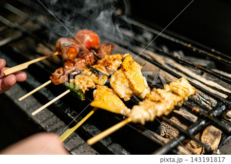 焼き鳥を焼く手元 焼き鳥を焼く手元 143191817