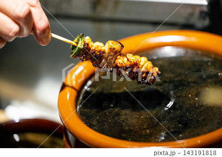 焼き鳥をタレにつける 焼き鳥をタレにつける 143191818