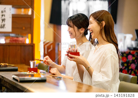 居酒屋で食事する女性2人 143191828