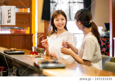 居酒屋で食事する女性2人 居酒屋で食事する女性2人 143191830