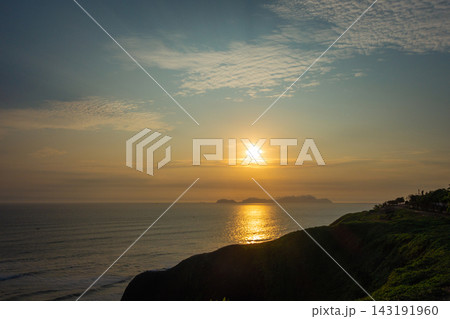 Sunset over the bay and Isla San Lorenzo in Lima, Peru 143191960