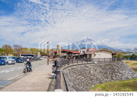 富士宮市の道の駅の朝霧高原と富士山の風景(静岡県) 富士宮市の道の駅の朝霧高原と富士山の風景(静岡県) 143192545