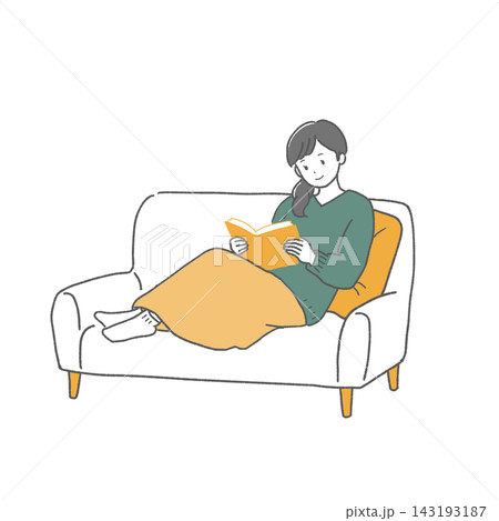 ブランケットをかけてソファで読書する女性 ブランケットをかけてソファで読書する女性 143193187