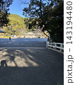 木漏れ日が差し込む神社の境内と鳥居の風景 143194480