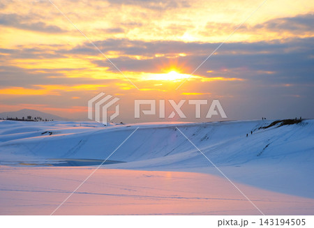 夕陽でオレンジ色に染まる雪景色 鳥取砂丘 夕陽でオレンジ色に染まる雪景色 鳥取砂丘 143194505