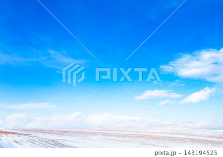 青空と初冬に雪が降り始めたばかりの北海道美瑛町の丘の上の畑 青空と初冬に雪が降り始めたばかりの北海道美瑛町の丘の上の畑 143194525