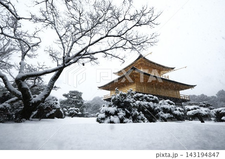 雪降る金閣寺は美しい 雪降る金閣寺は美しい 143194847