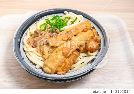 容器入りのごぼう天肉うどん 容器入りのごぼう天肉うどん 143195034