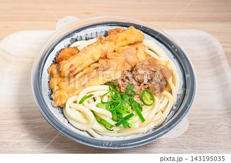 容器入りのごぼう天肉うどん 143195035