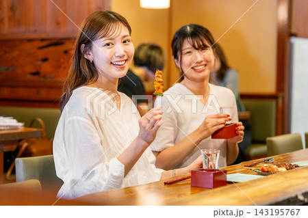 居酒屋で食事する女性2人 143195767