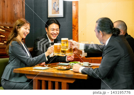 居酒屋で乾杯する男女 143195776