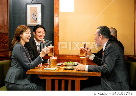 居酒屋で乾杯する男女 143195778