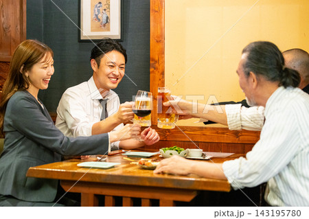 居酒屋で乾杯する男女 143195780