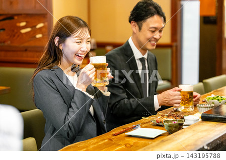 居酒屋で乾杯する男女 143195788
