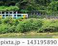 水郡線「山間部の久慈川沿いを走る列車」流し撮り 143195890