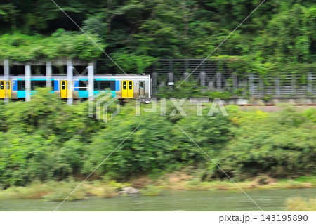 水郡線「山間部の久慈川沿いを走る列車」流し撮り 水郡線「山間部の久慈川沿いを走る列車」流し撮り 143195890