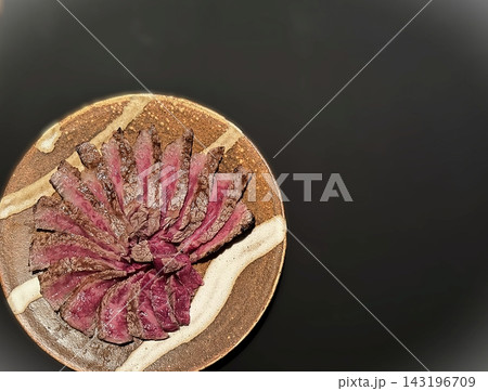 牛たたき 牛肉の炙り ヒウチ 横レイアウト 牛たたき 牛肉の炙り ヒウチ 横レイアウト 143196709