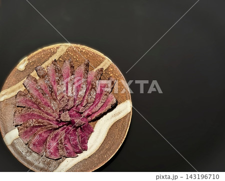 牛たたき　牛肉の炙り　ヒウチ　横レイアウト 143196710